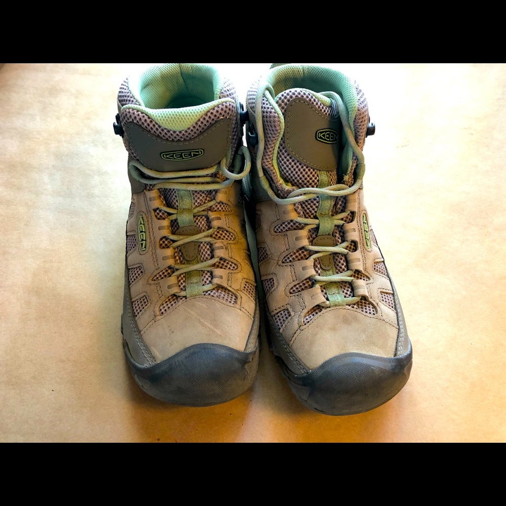 Keen mid hiking boots